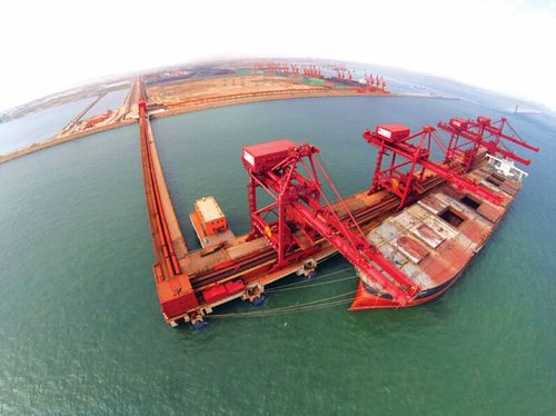 1万吨加斯巴粗粉的"远卓海"轮缓缓停靠在青岛港董家口港区的40万吨散